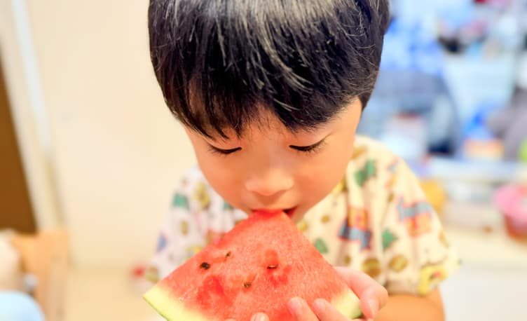 スイカを食べている園児