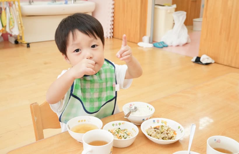 給食を食べている園児