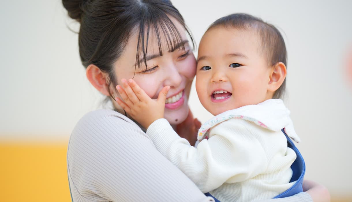 幼児を抱きかかえている先生