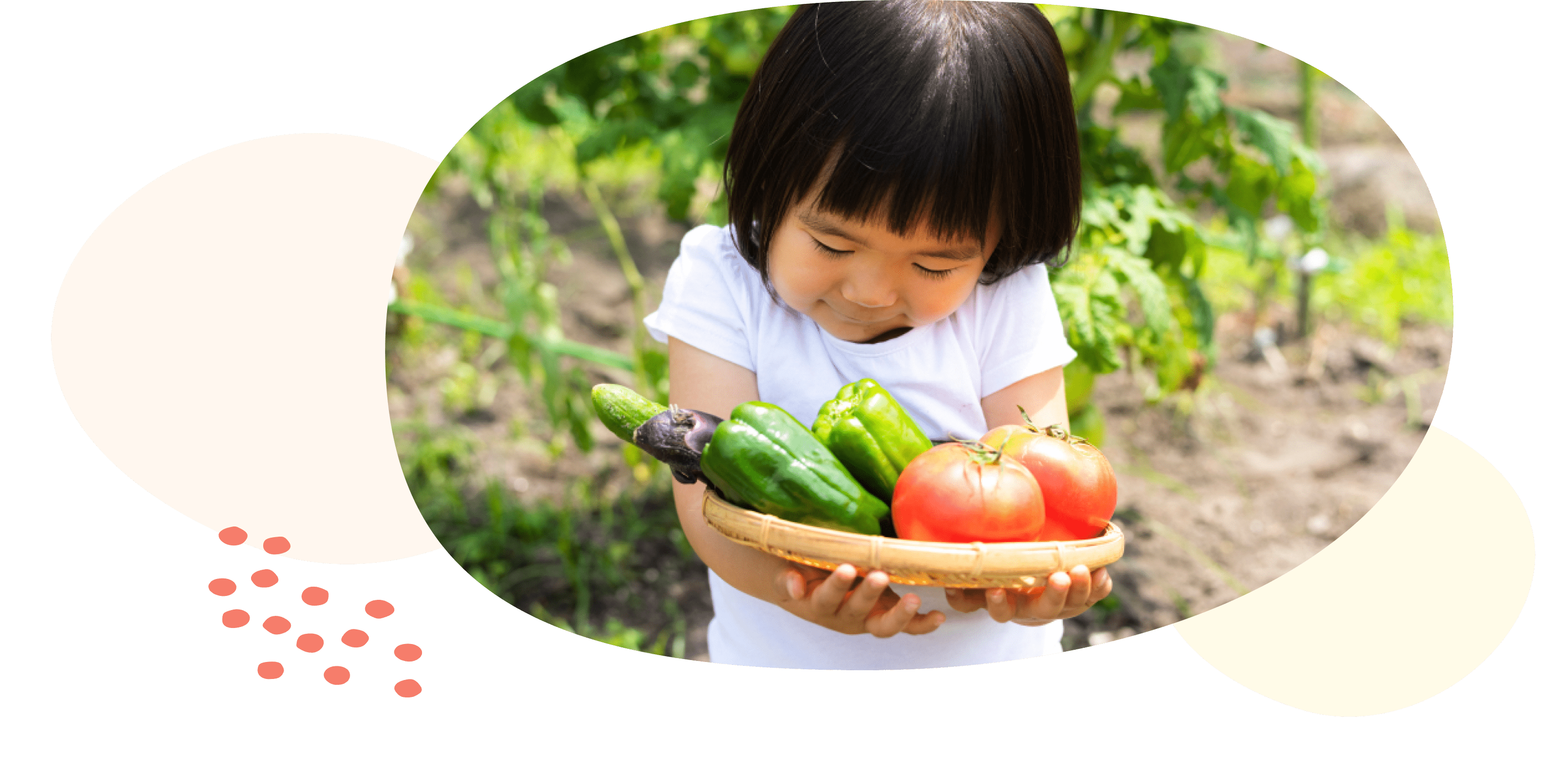 収穫した野菜を大切に持っている子ども